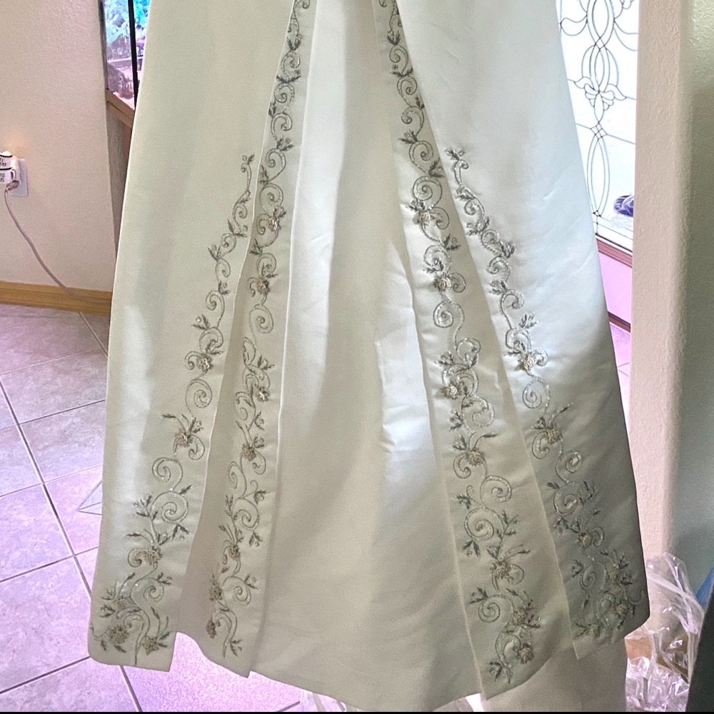 Wedding Dress (18) - Picture 2 of 11